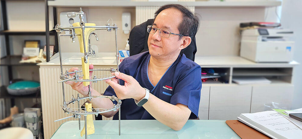 蔡毓彬医生在临床环境中演示用于肢体延长和重建手术的肢体延长外固定器装置。