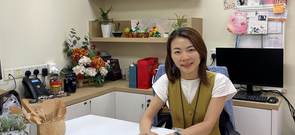妇产科顾问 Vicky Ho 医生坐在她的诊所里